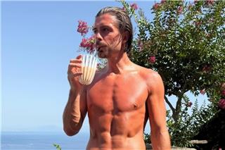 Σε άθλια κατάσταση ο Τζακ Γκρίλις: Πιάστηκε να κοιμάται σε μπαρ μεθυσμένος μετά από πάρτι