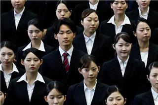 Τόκιο: Εργαζόμενοι αλλάζουν τα κοστούμια με βερμούδες, για να μειωθεί το κόστος ενέργειας