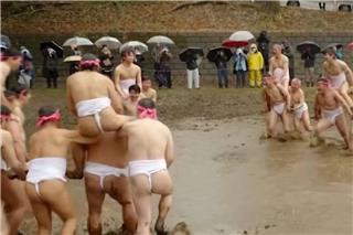 Έθιμο 200 χρόνων στην Ιαπωνία: Αντρες φορούν μόνο τα εσώρουχά τους και παλεύουν μέσα στο κρύο και τη λάσπη... για καλή σοδειά