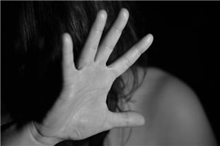 Αγιος Παντελεήμονας: Κακοποιούσε και απειλούσε τη γυναίκα του με όπλο ενώ κατέγραφε το περιστατικό