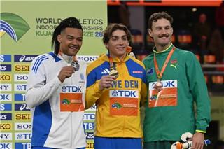 Εμμανουήλ Καραλής: Η απονομή του ασημένιου μεταλλίου στο παγκόσμιο πρωτάθλημα κλειστού στίβου