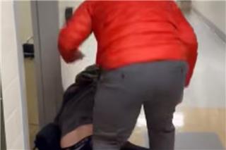 Οχάιο: Απίστευτη επίθεση καθηγητή πανεπιστημίου σε δημοσιογράφο