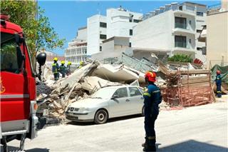 Κατάρρευση πολυκατοικίας στα Πετράλωνα, πληροφορίες για εγκλωβισμένους