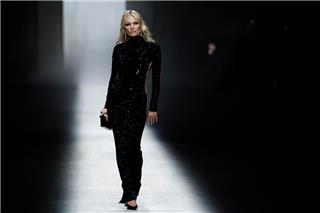 Εκθαμβωτική η Κέιτ Μος στην πασαρέλα της Εβδομάδας Μόδας του Μιλάνου
