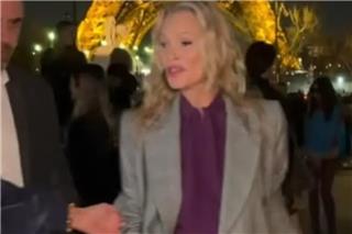 Κέιτ Μος: «Μην με ακουμπάτε» - Η αντίδρασή της στην Εβδομάδα Μόδας στο Παρίσι που συζητήθηκε