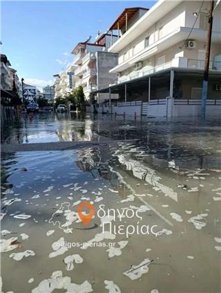 Παραλία Κατερίνης: Η θάλασσα «βγήκε» στον δρόμο, πλημμύρισαν μαγαζιά και δρόμοι