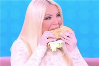 Καινούργιου: Φάνηκε να τρώει και… έγινε μπουρλότο - «Γιατί με δείχνεις ρε παιδάκι μου; Γιατί;»