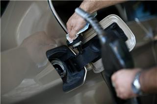 «Ουρές» στα βενζινάδικα: Πού θα φτάσουν οι τιμές των καυσίμων και του ηλεκτρικού ρεύματος