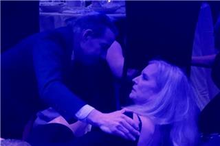 Επίθεση σε δείπνο παρουσία Τραμπ: Βουλευτής «προστάτευσε ηρωικά» την κόρη του Κένεντι