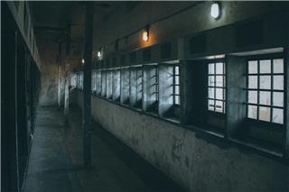 Μέσα στις φυλακές «σφαγεία» του Ιράν: Ομαδικοί βιασμοί, εικονικές εκτελέσεις και ηλεκτροσόκ στα γεννητικά όργανα