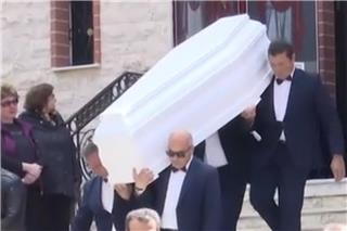 Σε κλίμα οδύνης το τελευταίο αντίο στον 27χρονο που δολοφονήθηκε στον Αγιο Δημήτριο