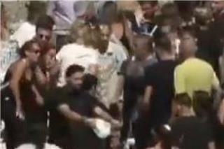 Κηδεία Γιώργου Μαζωνάκη: Σκαρφάλωσαν σε μνήματα στο Γ` Νεκροταφείο για να βλέπουν και τα έσπασαν