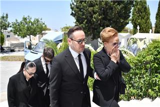 Συγκίνηση στο τελευταίο αντίο στον Βασίλη Λεβέντη, «δεν είμαι βιολογικό του παιδί, αλλά είχα την τύχη να τον αποκαλώ πατέρα» είπε ο γιος του