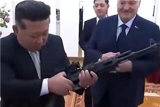 Ο Αλεξάντρ Λουκασένκο έκανε δώρο ένα τουφέκι στον Κιμ Γιονγκ Ουν: «Για παν ενδεχόμενο, αν εμφανιστούν εχθροί»