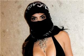 Η Κιμ Καρντάσιαν καθισμένη στα πόδια του Λιούις Χάμιλτον με αποκαλυπτική μπλούζα,