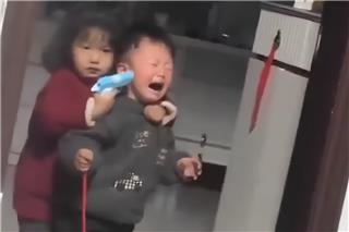 Viral βίντεο από την Κίνα: Κοριτσάκι «κρατά όμηρο» τον αδελφό της με πλαστικό όπλο για να πάρει καραμέλες