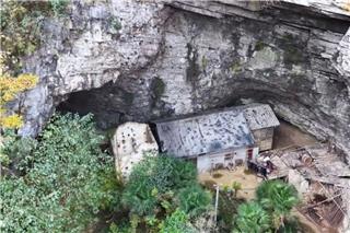 Ζει 50 χρόνια μέσα σε σπηλιά με ρεύμα και νερό - Παράτησε τον πολιτισμό - «Η μοναξιά δεν είναι πρόβλημα»