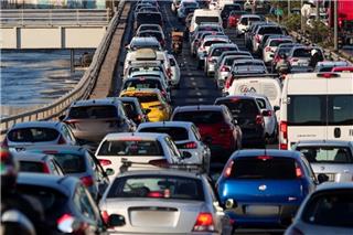 Σε εξέλιξη η έξοδος των εκδρομέων της Καθαράς Δευτέρας: Μποτιλιαρισμένος ο Κηφισός, 30λεπτες καθυστερήσεις στην Αττική Οδό