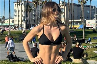 Κλέλια Ανδριολάτου: Ο χορός στους ρυθμούς του Bad Bunny σε παραλία της Καλιφόρνια