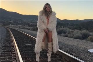 Η Χάιντι Κλουμ πόζαρε γuμνή πάνω σε ράγες τρένου