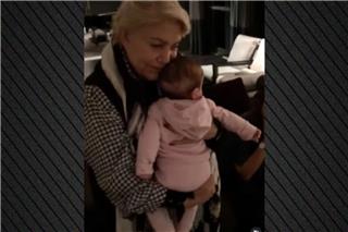 Το συγκινητικό βίντεο με τη Μαρινέλλα να κοιμίζει την κόρη της Ήβης Αδάμου στην αγκαλιά της