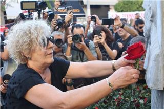 Κόκκινο τριαντάφυλλο άφησε η Μάγδα Φύσσα στο μνημείο του Παύλου, σε εξέλιξη συγκέντρωση στο Κερατσίνι, βίντεο και φωτογραφίες