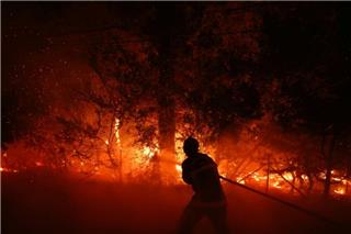 Κόλαση φωτιάς στη νοτιοδυτική Γαλλία: Ανθρωποι απομακρύνoνται με βάρκες - Σοκαριστικά βίντεο