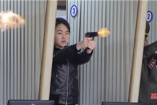 Η Πιονγκγιάνγκ δημοσίευσε φωτογραφία που δείχνει την κόρη του Κιμ Γιονγκ Ουν να πυροβολεί με πιστόλι