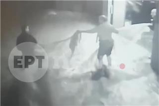 Κορωπί: Αστυνομικός έσωσε ηλικιωμένους φτιάχνοντας σκοινί από σεντόνια - «Δεν σε αφήνω»