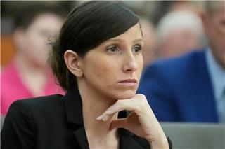 «Θλιμμένη» χήρα δηλητηρίασε τον άνδρα της για να... κληρονομήσει 4 εκατ. δολάρια και να το σκάσει με τον εραστή της