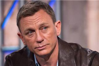 Ο Ντάνιελ Κρεγκ στην περιφορά του Επιταφίου στον Αγιο Κωνσταντίνο της Γλυφάδας, δείτε βίντεο