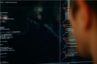 Ποιοι εργαζόμενοι κινδυνεύουν από την τεχνητή νοημοσύνη και ποιοι θα τα καταφέρουν