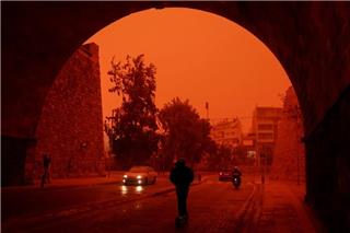 Γιατί ο ουρανός της Κρήτης βάφτηκε κόκκινος; Η επιστημονική εξήγηση πίσω από το σκηνικό