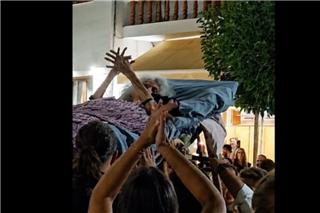 Κρήτη: Μοντέλο του Νταλί η ηλικιωμένη που την μετέφεραν με ξαπλώστρα σε πανηγύρι - Ποια είναι