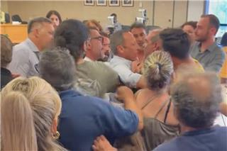 Αγρια ένταση σε Δημοτικό Συμβούλιο Ηλιούπολης: Διακοπή μετάδοσης και επεισόδια στην αίθουσα