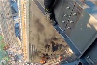 Τελ Αβίβ: Εργάτες σε σκαλωσιά βλέπουν από κάτω τους κτίριο να έχει χτυπηθεί από πύραυλο - Βίντεο