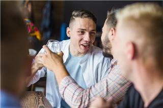 Είναι οι άντρες πιο αστείοι από τις γυναίκες; Πιο τολμηροί σίγουρα, λέει νέα έρευνα