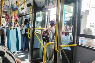 Αγριο ξύλο μέσα σε αστικό λεωφορείο - Επιβάτες «πιάστηκαν» στα χέρια