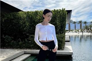 Lily Collins στη Μύκονο: Η συμπεριφορά ντίβας που έχει κάνει αίσθηση στο νησί