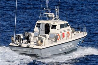 Καμένα Βούρλα: Βυθίστηκε σκάφος με τρεις επιβάτες - Σώθηκαν από το λιμενικό