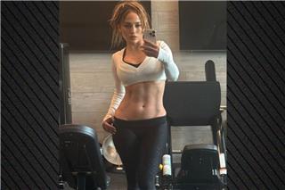 Οι απίστευτοι κοιλιακοί της 56χρονης Τζένιφερ Λόπεζ