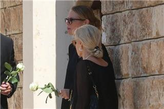 Λορέντζο Καριέρε: Θλίψη στο τελευταίο αντίο – Συντετριμμένη η Έλενα Κατραβά με ένα λευκό τριαντάφυλλο στα χέρια