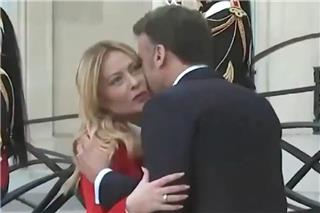 Σφιχτές αγκαλιές και παρατεταμένο φιλί από τον Μακρόν στη Μελόνι