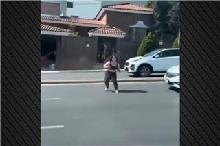 Σοκαριστικό τροχαίο στο Μεξικό: Γυναίκα βγαίνει ξαφνικά στον δρόμο και αυτοκίνητο την εκτοξεύει μέτρα μακριά