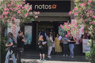 Στους δρόμους οι εργαζόμενοι του Notos στη Σταδίου για να μη χαθούν 300 θέσεις εργασίας
