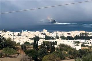 Καράβι «εξαφανίζεται» στην ομίχλη έξω από το λιμάνι της Πάρου - Δείτε το βίντεο