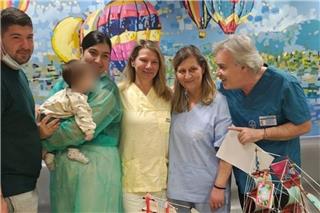 Βγήκε από τη ΜΕΘ το 5 μηνών βρέφος από τη Ζάκυνθο που είχε προσβληθεί από μηνιγγίτιδα: Η ζωή νίκησε τον θάνατο, λέει ο Ηλιάδης