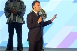 Εκνευρίστηκε ο Μακρόν στο Ναϊρόμπι, πήρε το μικρόφωνο και ζήτησε ησυχία από το κοινό