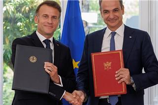 «Εγώ κι εσύ μαζί»: Απίθανη ανάρτηση Μακρόν για συνάντηση με Μητσοτάκη