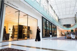 Ο πόλεμος παγώνει τη μόδα: Διεθνή brands κλείνουν καταστήματα στη Μέση Ανατολή